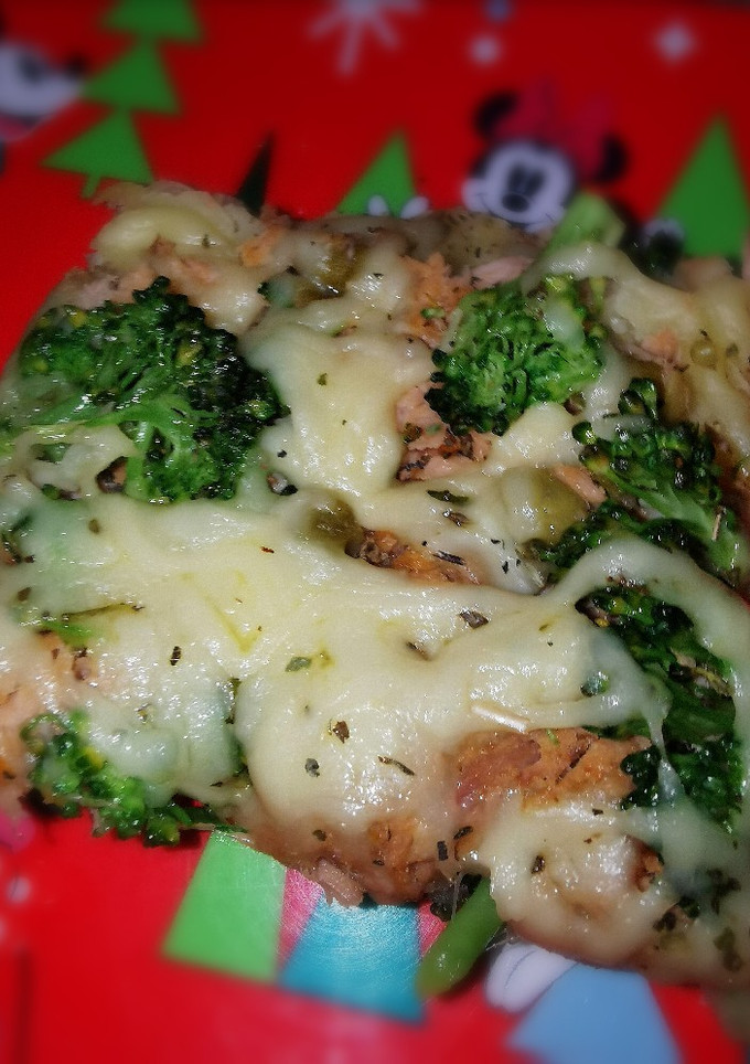 Una foto de Pastel de papa con atún brócoli y queso mozzarella, en la sartén