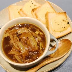 A picture of French onion soup.