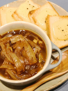 A picture of French onion soup.