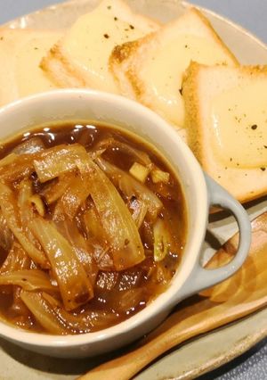 A picture of French onion soup.
