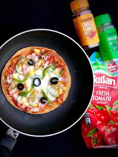 વેજ ચીઝ પિઝા (Veg Cheeze Pizza in Gujarati) રેસીપી મુખ્ય ફોટો