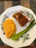 COSTILLAS BBQ con puré de camote y espárragos
