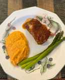 COSTILLAS BBQ con puré de camote y espárragos