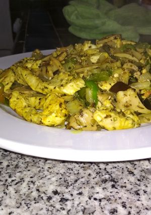 Una foto de Pollo con verduras al laurel
