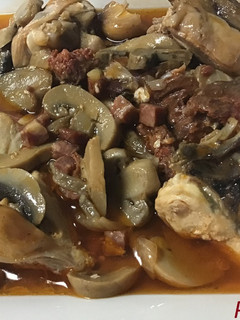 Una foto de Pollo con ibericos y champiñones en salsa al tomillo