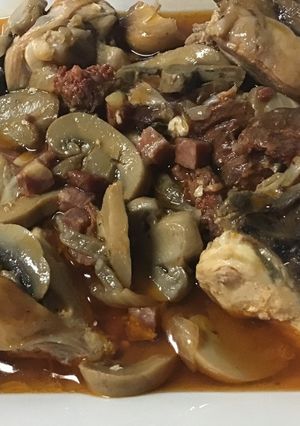 Foto principal de Pollo con ibericos y champiñones en salsa al tomillo