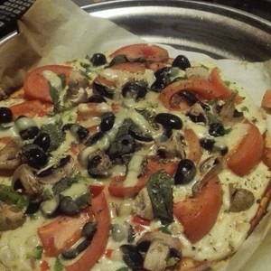 Pizza vegetariana con albahaca