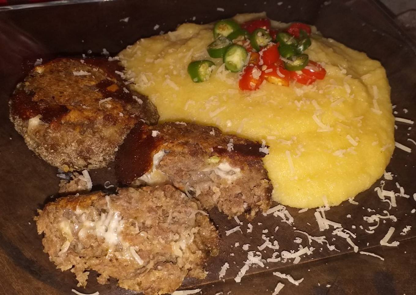 Hamburguesa rellenas, acompañada con poleta y un toque picante🌶