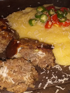 Una foto de Hamburguesa rellenas, acompañada con poleta y un toque picante🌶