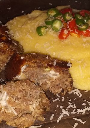 Una foto de Hamburguesa rellenas, acompañada con poleta y un toque picante🌶