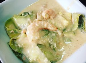 Una foto de Camarones con calabacitas y leche de coco