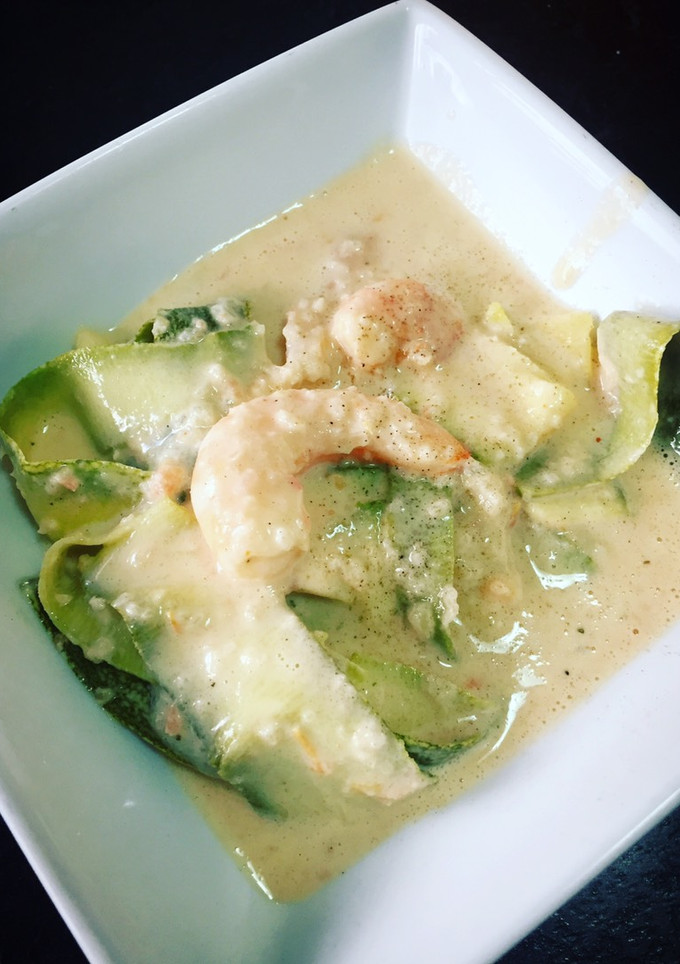 Una foto de Camarones con calabacitas y leche de coco