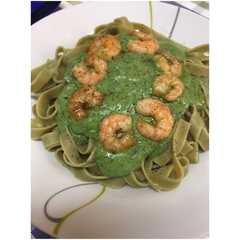 Una foto de Tagliatelle con langostinos y salsa verde