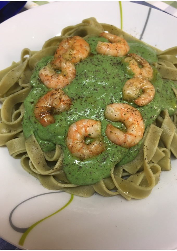 Una foto de Tagliatelle con langostinos y salsa verde