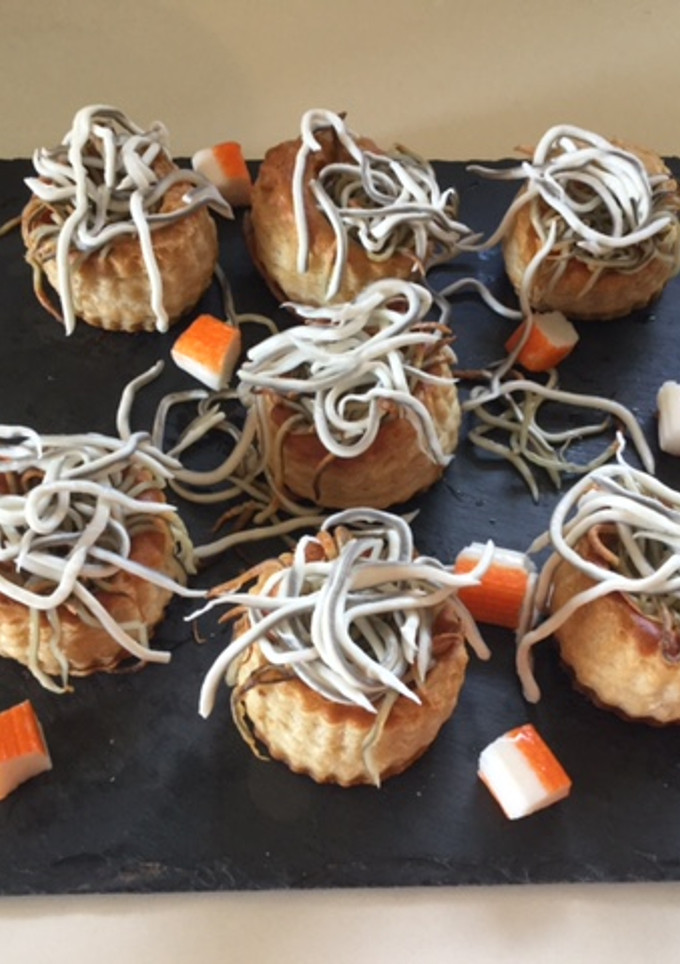 Una foto de Volovanes rellenos con gulas