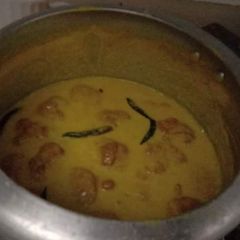 A picture of Pakoda kadhi.