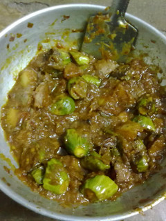 A picture of Aloo parwal masala.