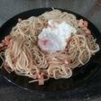 Espagueti con salchichas y huevo frito