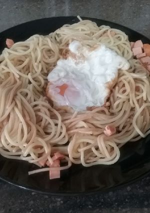 Una foto de Espagueti con salchichas y huevo frito