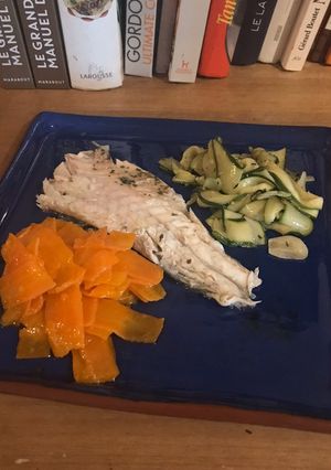 Une photo de Bar en papillote, tagliatelles de carottes et de courgettes