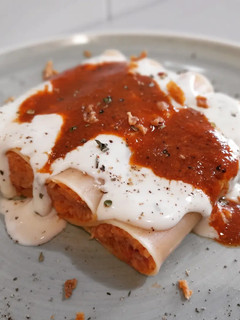 Una foto de Canelones de rape y sobrasada con salsa de gorgonzola