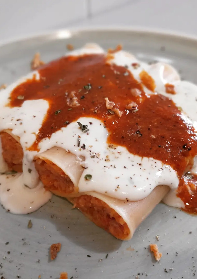 Una foto de Canelones de rape y sobrasada con salsa de gorgonzola