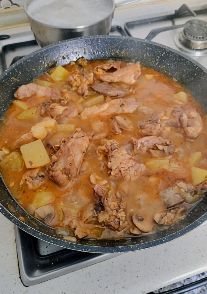 Una foto de Caldereta de conejo con patatas