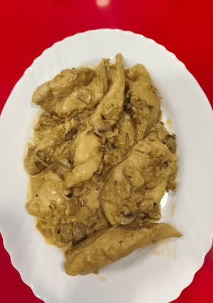 Una foto de Pechugas de pollo con salsa