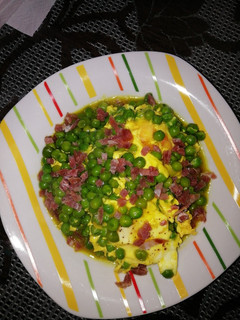 Una foto de Guisantes con huevo y jamón
