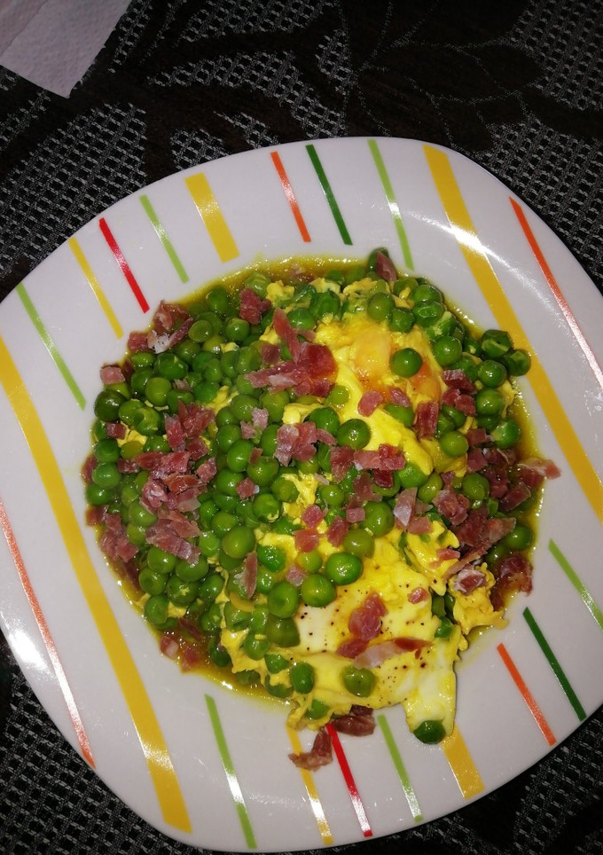 Una foto de Guisantes con huevo y jamón