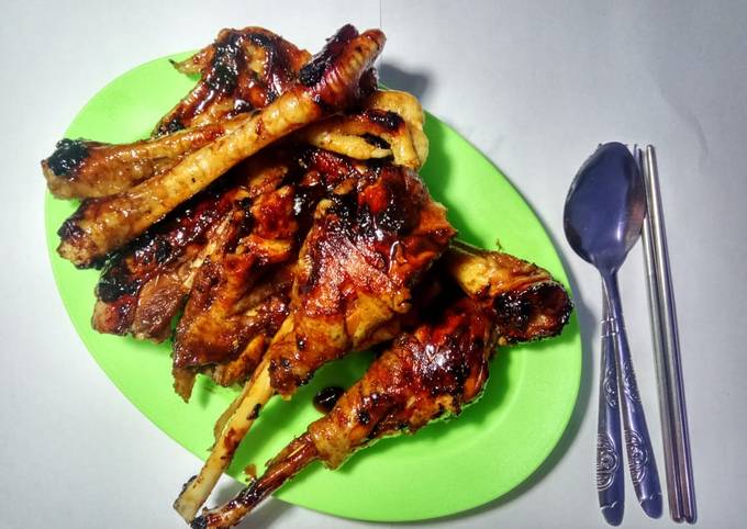 Bagaimana cara membuat Ayam Kampung Bakar Bumbu Rujak sajian Hari Raya yang sempurna