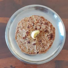 A picture of Aloo pudina parantha.