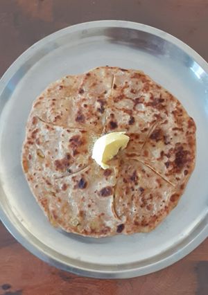 A picture of Aloo pudina parantha.