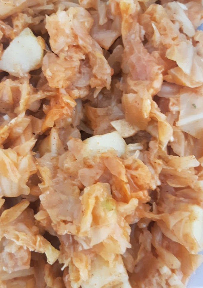 Una foto de Repollo con pimentón y cubitos de patata