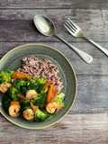 Stir fried broccoli, carrot and prawns with mixed jasmine rice and riceberry 🦐 🥕 🥦