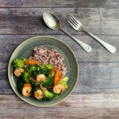 A picture of Stir fried broccoli, carrot and prawns with mixed jasmine rice and riceberry 🦐 🥕 🥦.