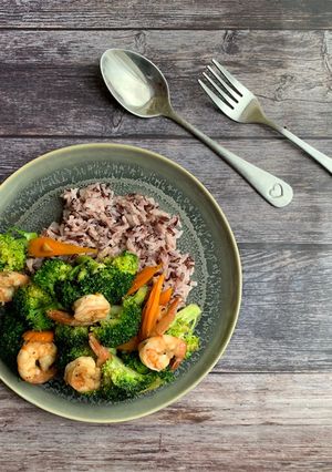 A picture of Stir fried broccoli, carrot and prawns with mixed jasmine rice and riceberry 🦐 🥕 🥦.
