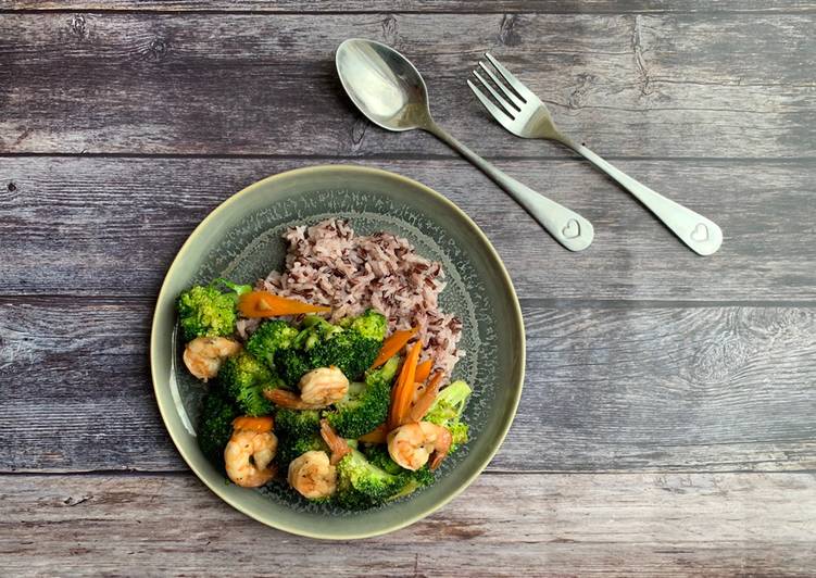 Recipe of Quick Stir fried broccoli, carrot and prawns with mixed jasmine rice and riceberry 🦐 🥕 🥦