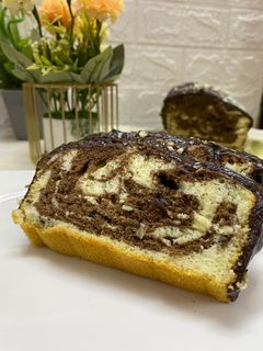 صورة لوصفة ماربل كيك مغطي بكريمة الشوكولاته بنكهة القهوه الرائعه 🍫☕🥧