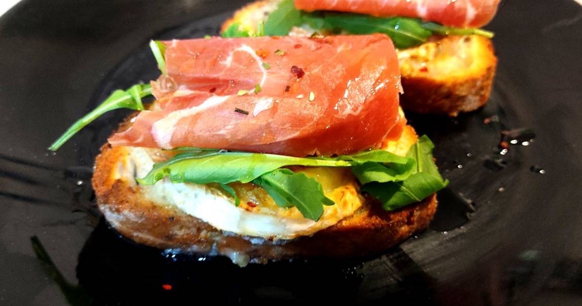 Tostadas de trigo sarraceno con queso de cabra, jamón y arúgula