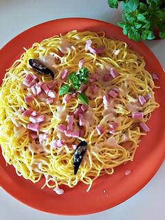 Una foto de Pasta fresca de huevo picante con bacon y queso