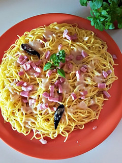 Una foto de Pasta fresca de huevo picante con bacon y queso