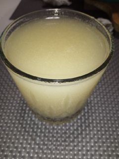 Una foto de Agua de guayaba / piña