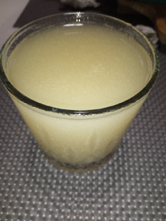 Una foto de Agua de guayaba / piña