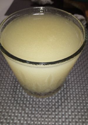 Una foto de Agua de guayaba / piña