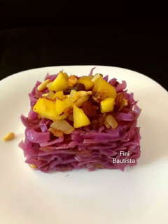 Una foto de Lombarda salteada con piñones pasas y manzana
