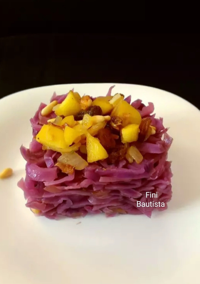Una foto de Lombarda salteada con piñones pasas y manzana