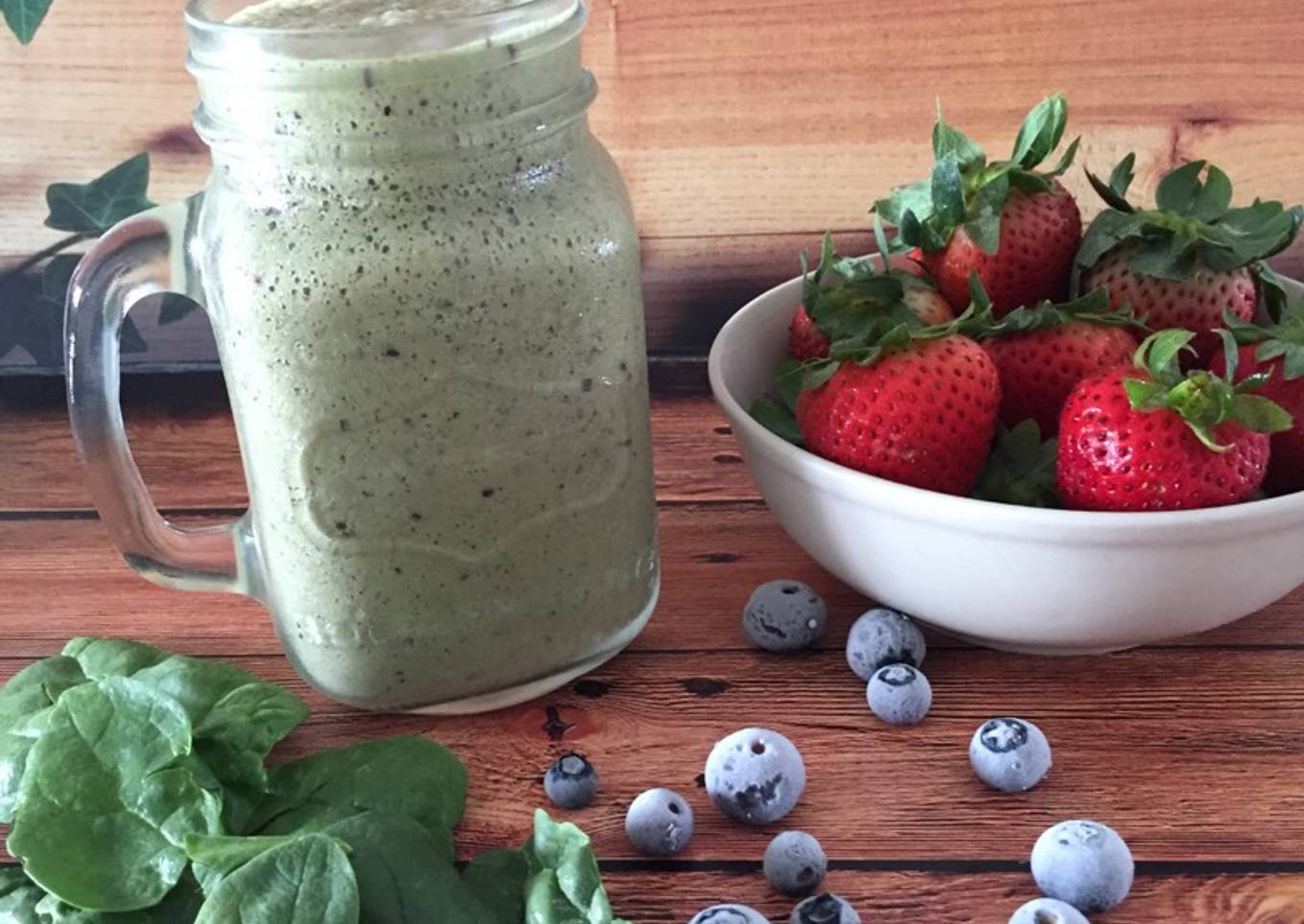 Green smoothies "Berry Protein Bash"