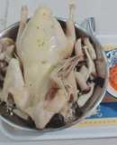 Gà hấp nấm chấm muối ớt cay