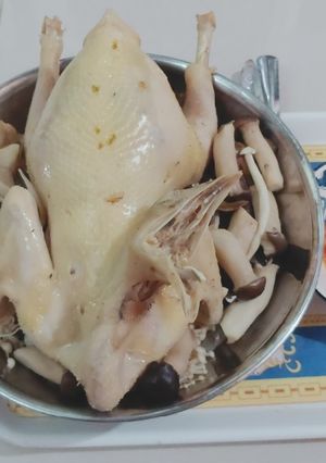 Hình của món Gà hấp nấm chấm muối ớt cay.